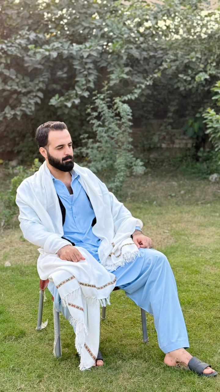 WHITE EAGLE PLAIN SHAWL